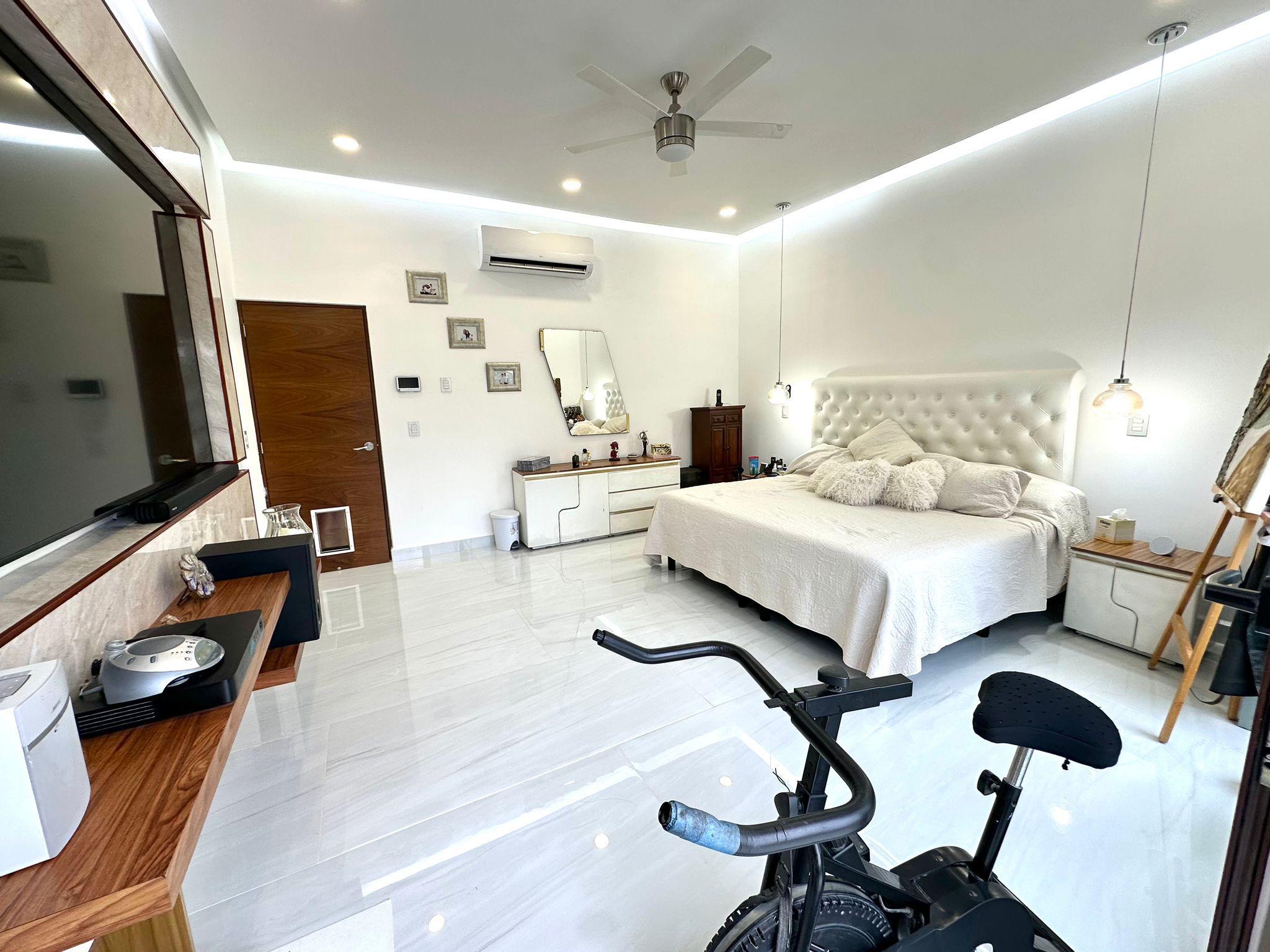 Casa Moderna en Venta en Vía Cumbres Cancún – 5 Recámaras, Alberca Privada y Roof Garden