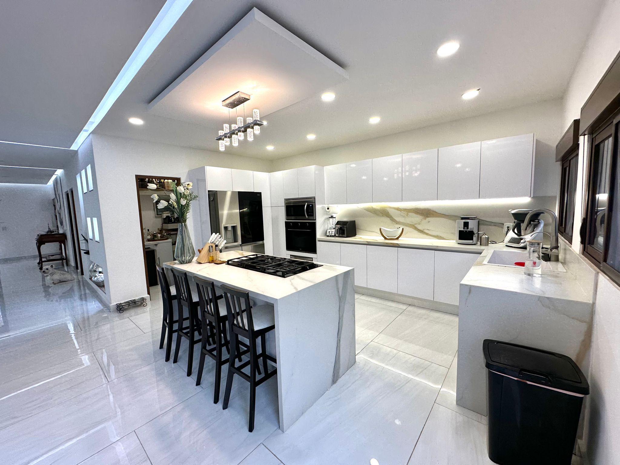 Casa Moderna en Venta en Vía Cumbres Cancún – 5 Recámaras, Alberca Privada y Roof Garden