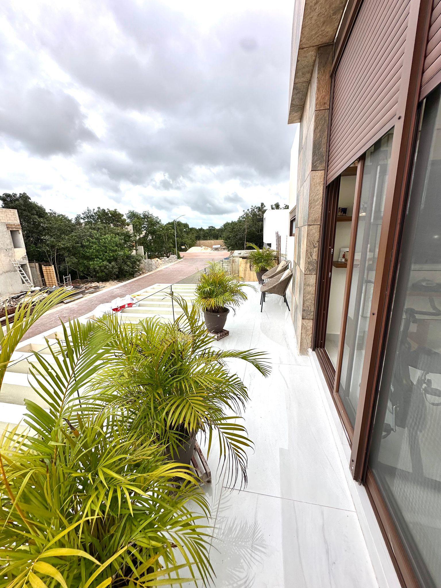 Casa Moderna en Venta en Vía Cumbres Cancún – 5 Recámaras, Alberca Privada y Roof Garden