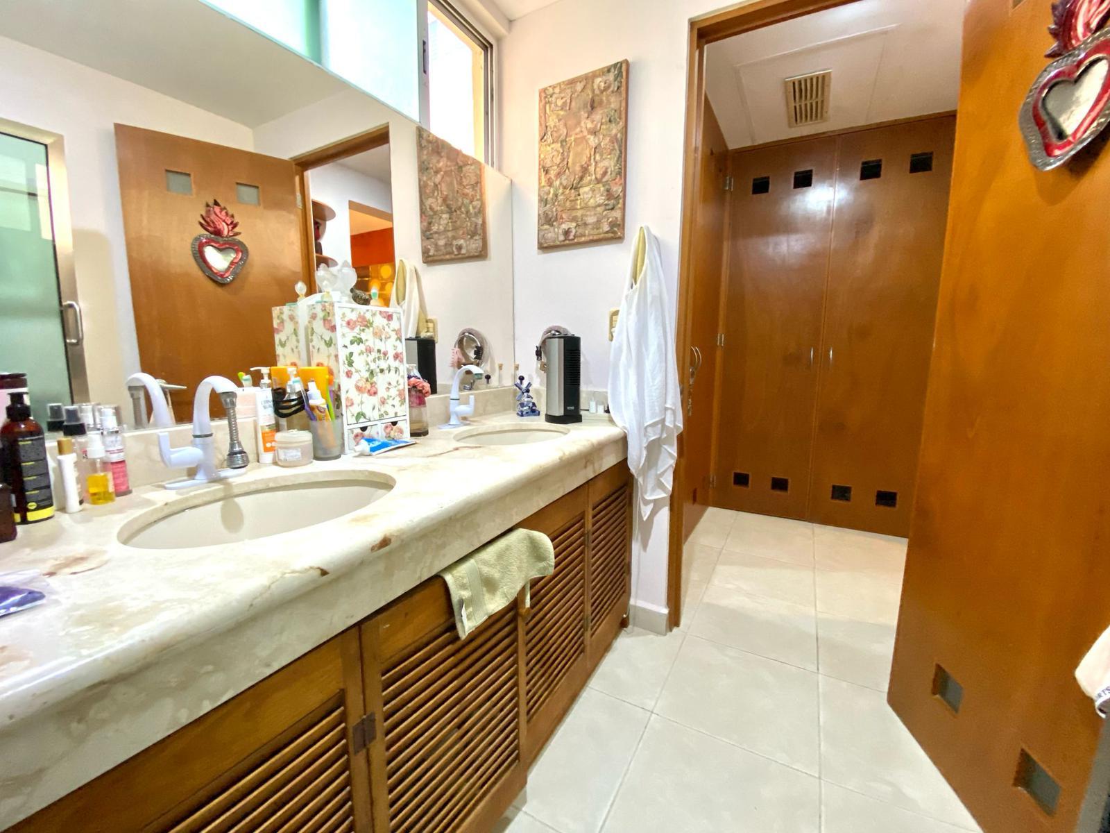 Vendo hermoso departamento en Condominio La Vista, El Table Cancún, con 3 recámaras y vista a la alberca