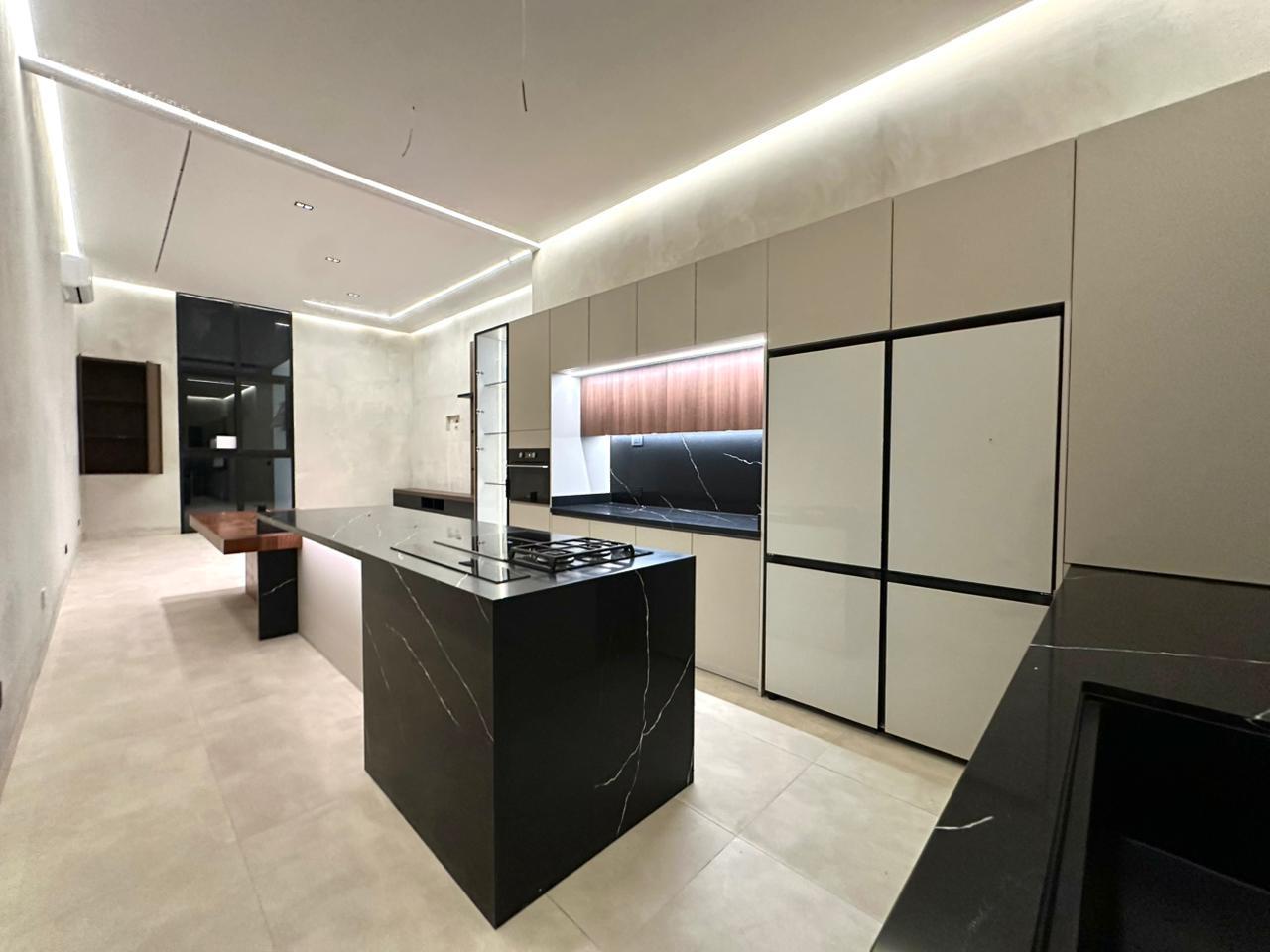 Casa de Lujo en Esquina con Alberca y Rooftop en Residencial Vía Cumbres, Cancún