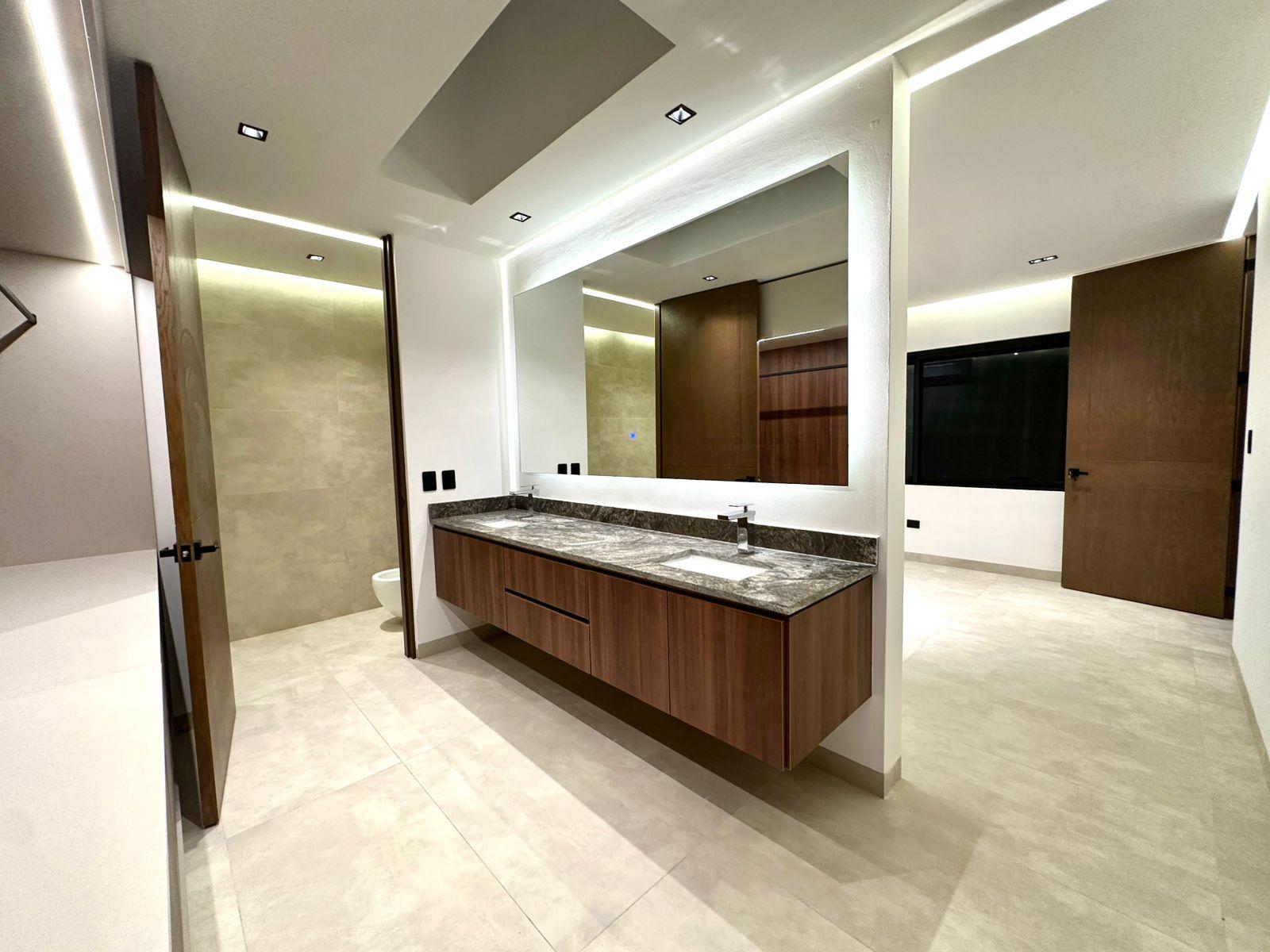 Casa de Lujo en Esquina con Alberca y Rooftop en Residencial Vía Cumbres, Cancún