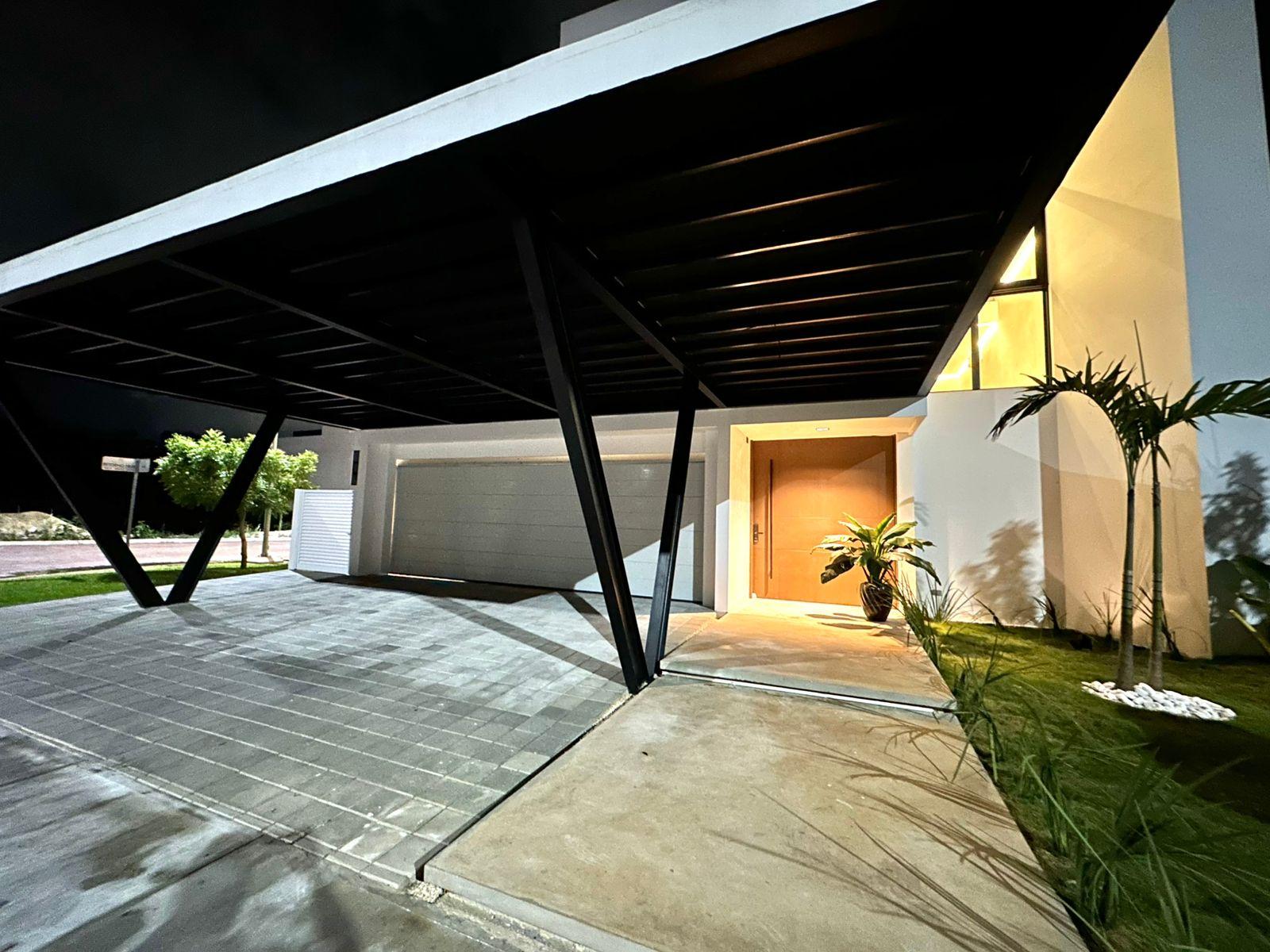 Casa de Lujo en Esquina con Alberca y Rooftop en Residencial Vía Cumbres, Cancún