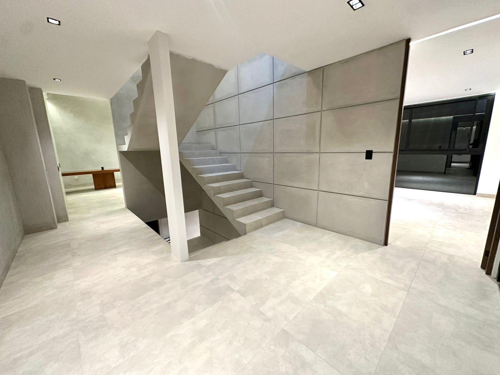 Casa de Lujo en Esquina con Alberca y Rooftop en Residencial Vía Cumbres, Cancún