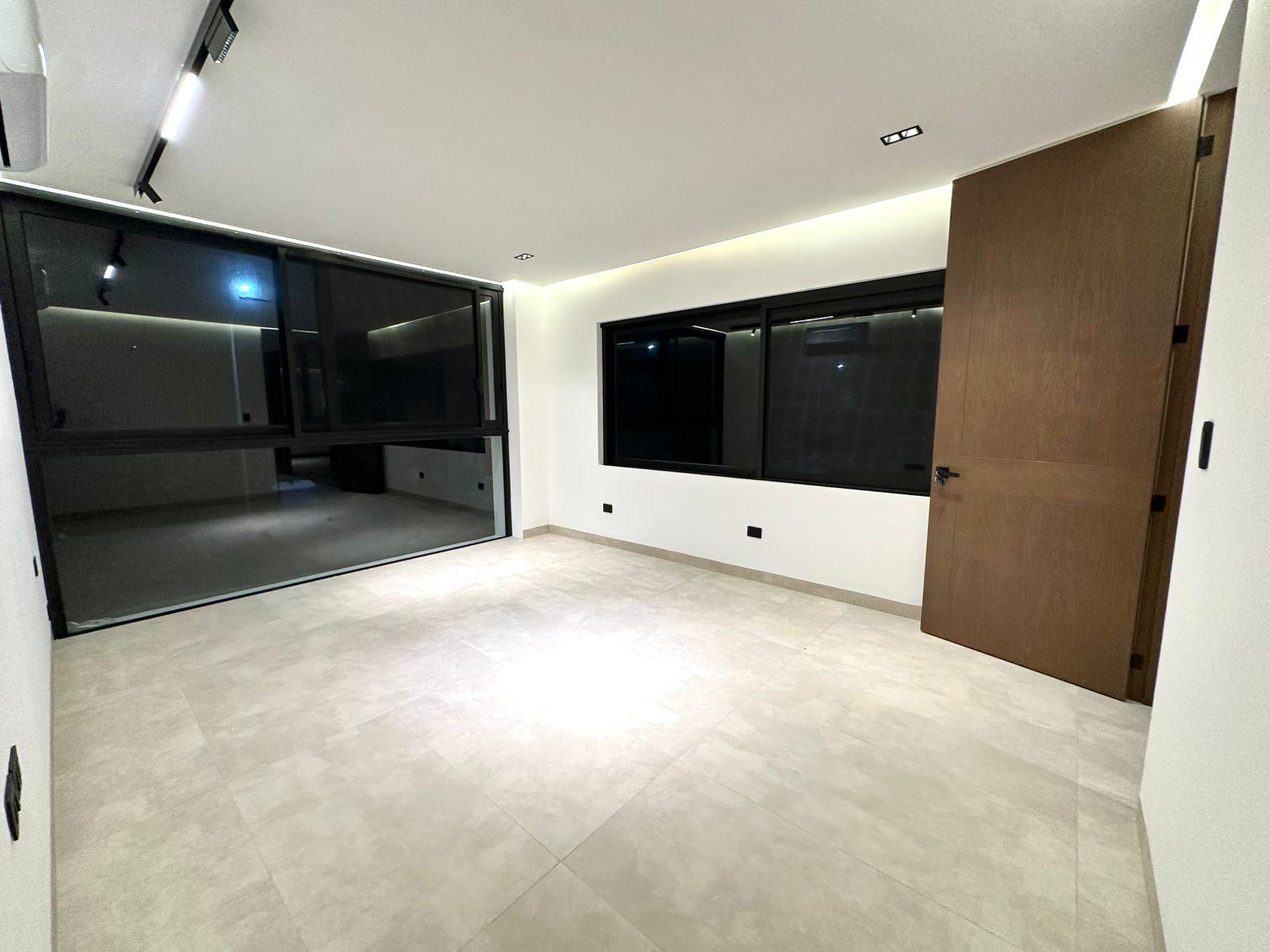 Casa de Lujo en Esquina con Alberca y Rooftop en Residencial Vía Cumbres, Cancún
