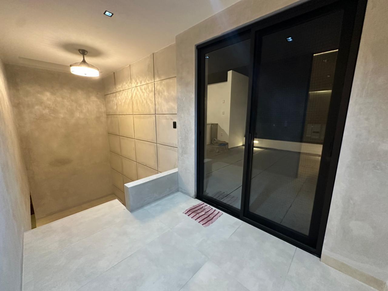Casa de Lujo en Esquina con Alberca y Rooftop en Residencial Vía Cumbres, Cancún