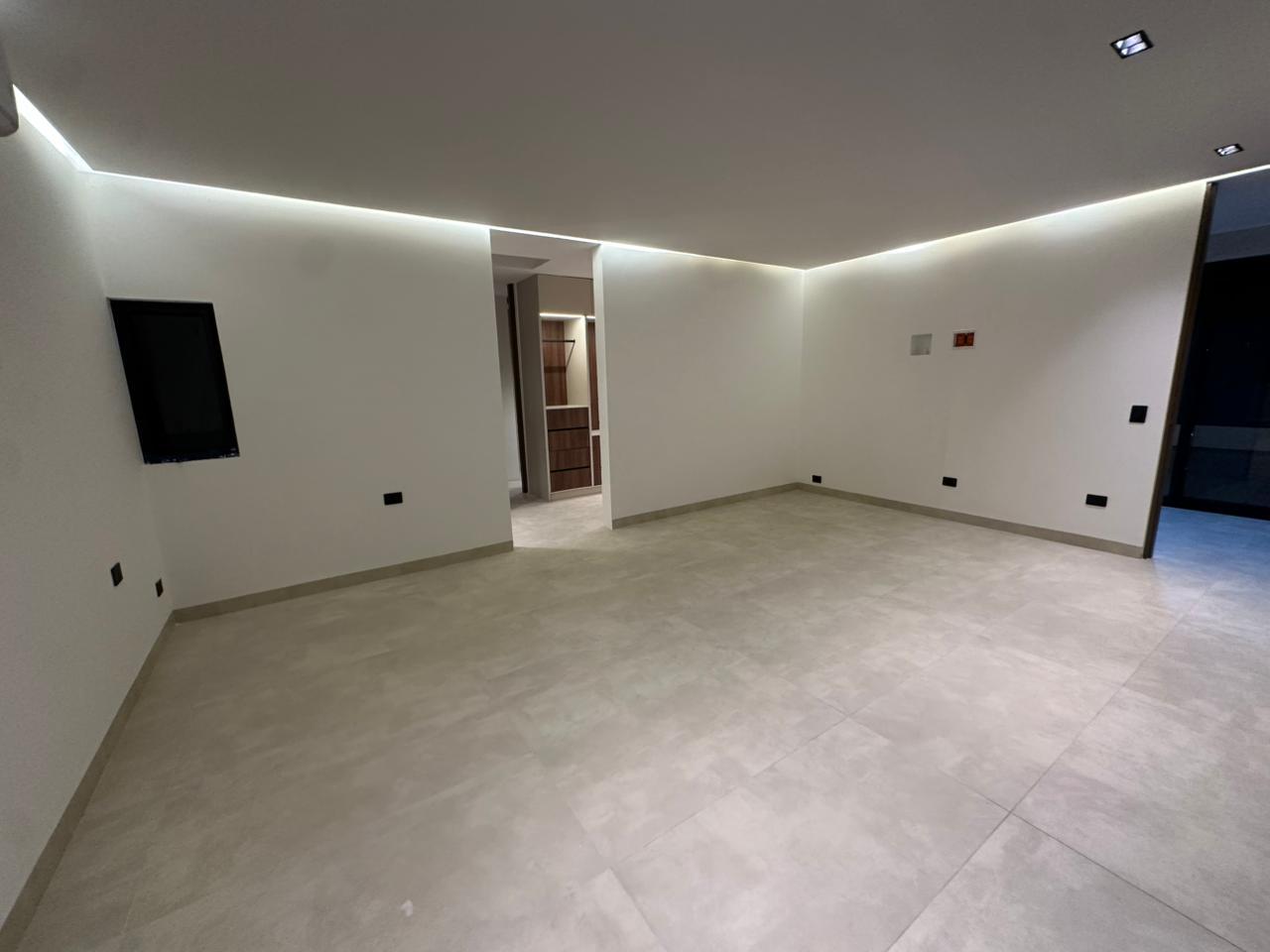 Casa de Lujo en Esquina con Alberca y Rooftop en Residencial Vía Cumbres, Cancún