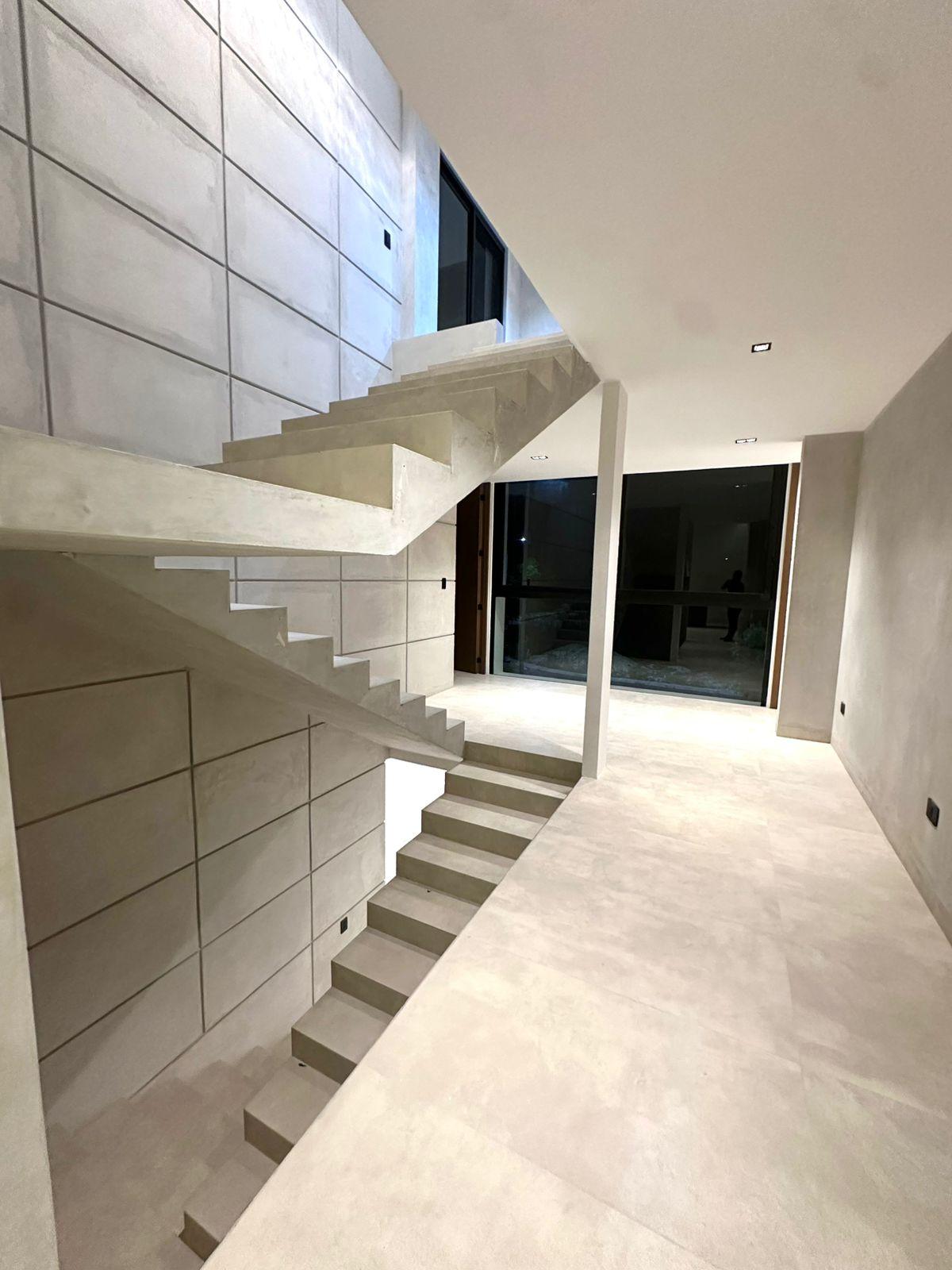 Casa de Lujo en Esquina con Alberca y Rooftop en Residencial Vía Cumbres, Cancún