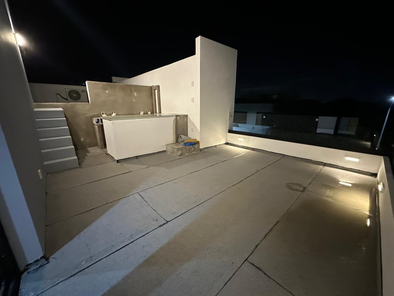 Casa de Lujo en Esquina con Alberca y Rooftop en Residencial Vía Cumbres, Cancún