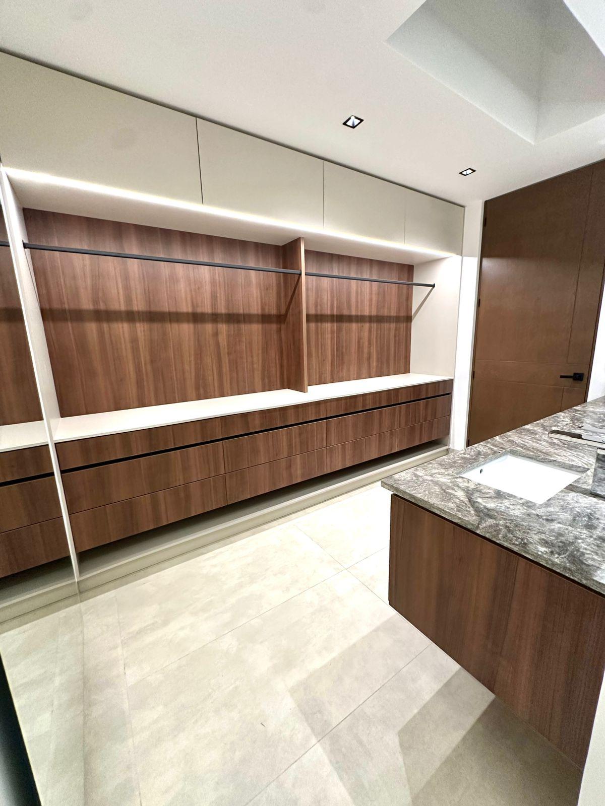 Casa de Lujo en Esquina con Alberca y Rooftop en Residencial Vía Cumbres, Cancún