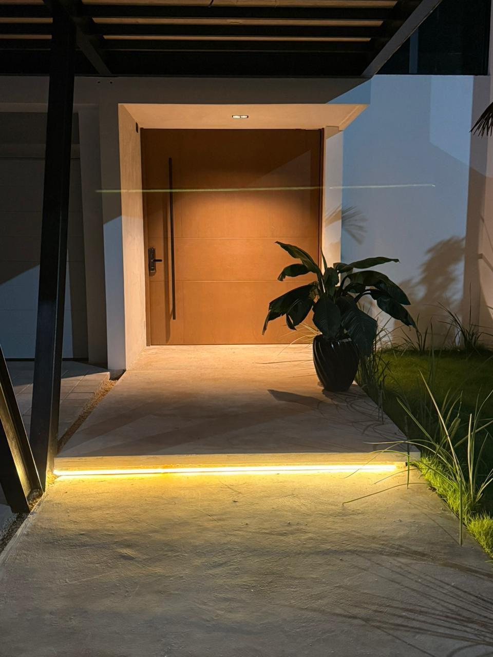 Casa de Lujo en Esquina con Alberca y Rooftop en Residencial Vía Cumbres, Cancún