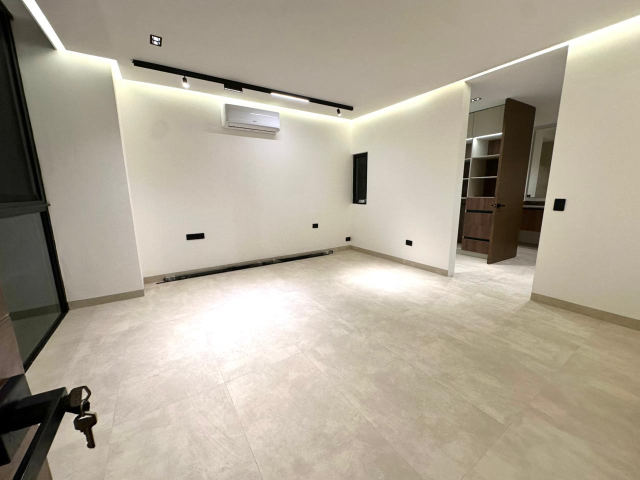 Casa de Lujo en Esquina con Alberca y Rooftop en Residencial Vía Cumbres, Cancún