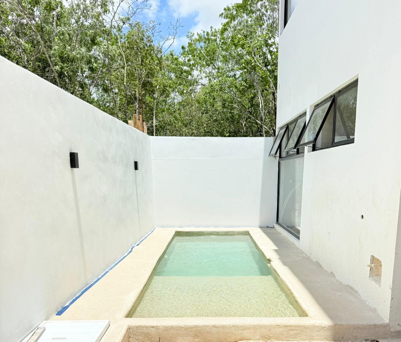 Casa de Lujo en Esquina con Alberca y Rooftop en Residencial Vía Cumbres, Cancún