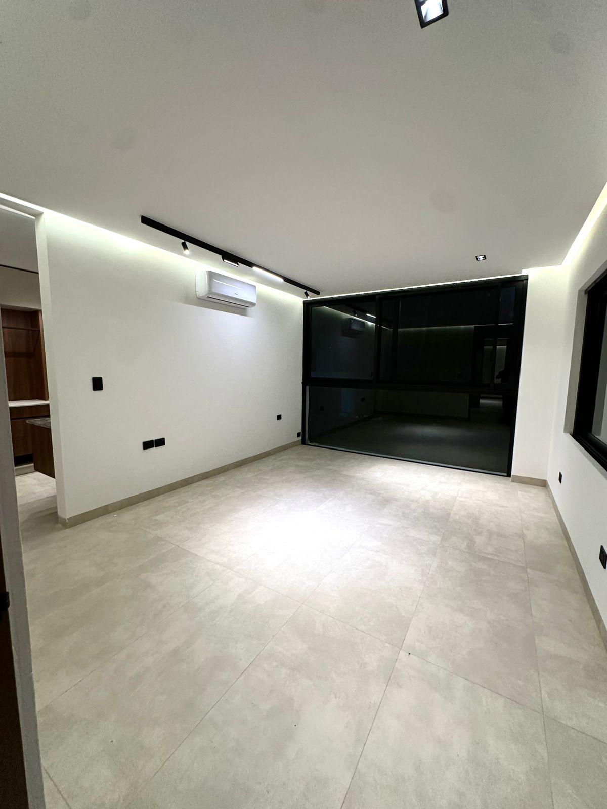 Casa de Lujo en Esquina con Alberca y Rooftop en Residencial Vía Cumbres, Cancún